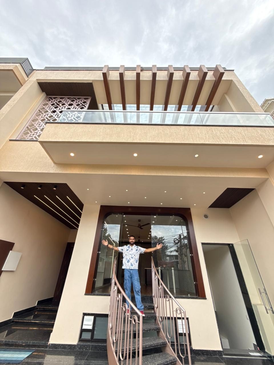 252.5 Gaj House for Sale in Model town