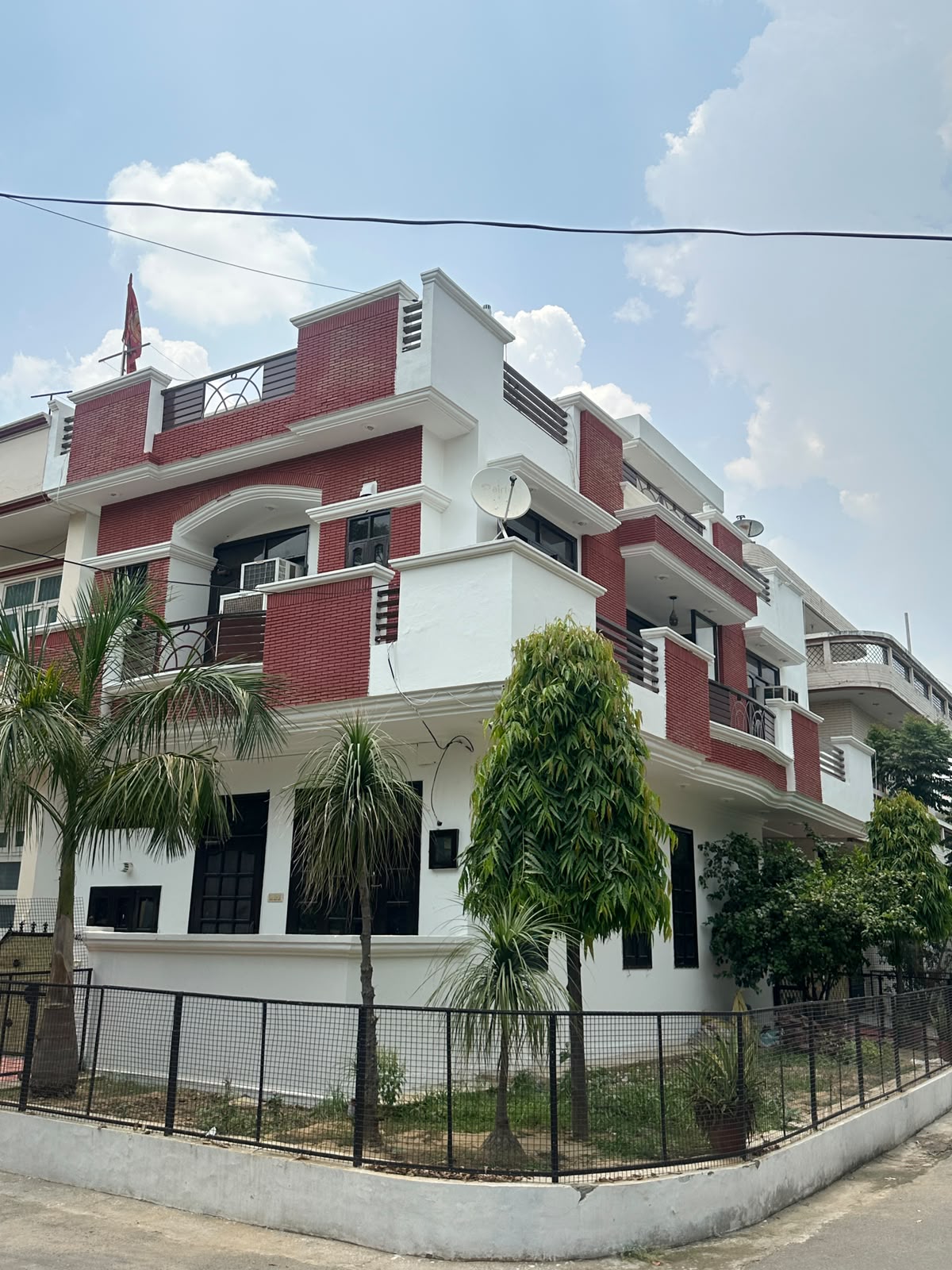 100 gaj  (4 marla ,45*20 ,east , 3 bhk , fully furnished , corner+ green belt ,30 feet road  house for sale )