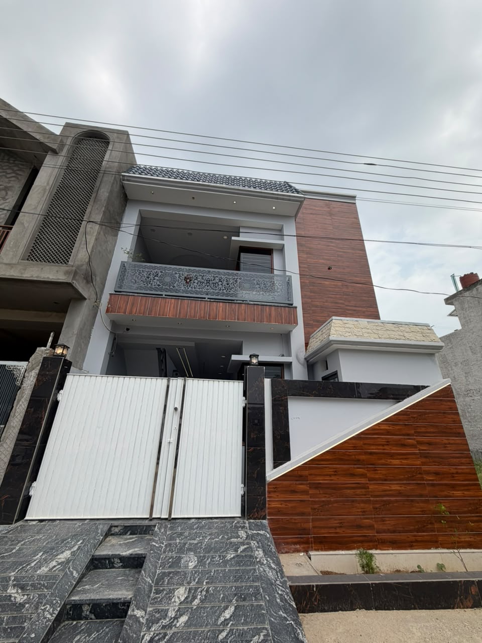 132 gaj (5.30 marla , west facing ,22*50,40 feet road ,gated colony , semi furnished ,) house for sale in jalandhar